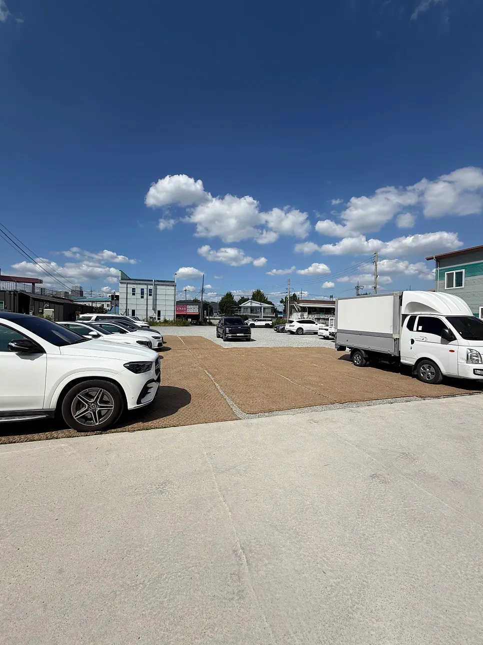 Spacious parking lot in front of the restaurant