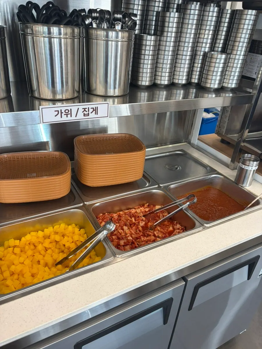 Lettuce wraps at the self-serve bar
