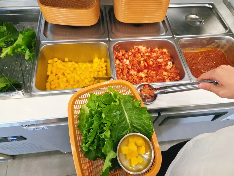 Wrap vegetables from the self-bar