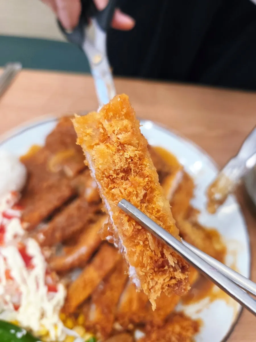 King donkatsu cut with scissors and tongs