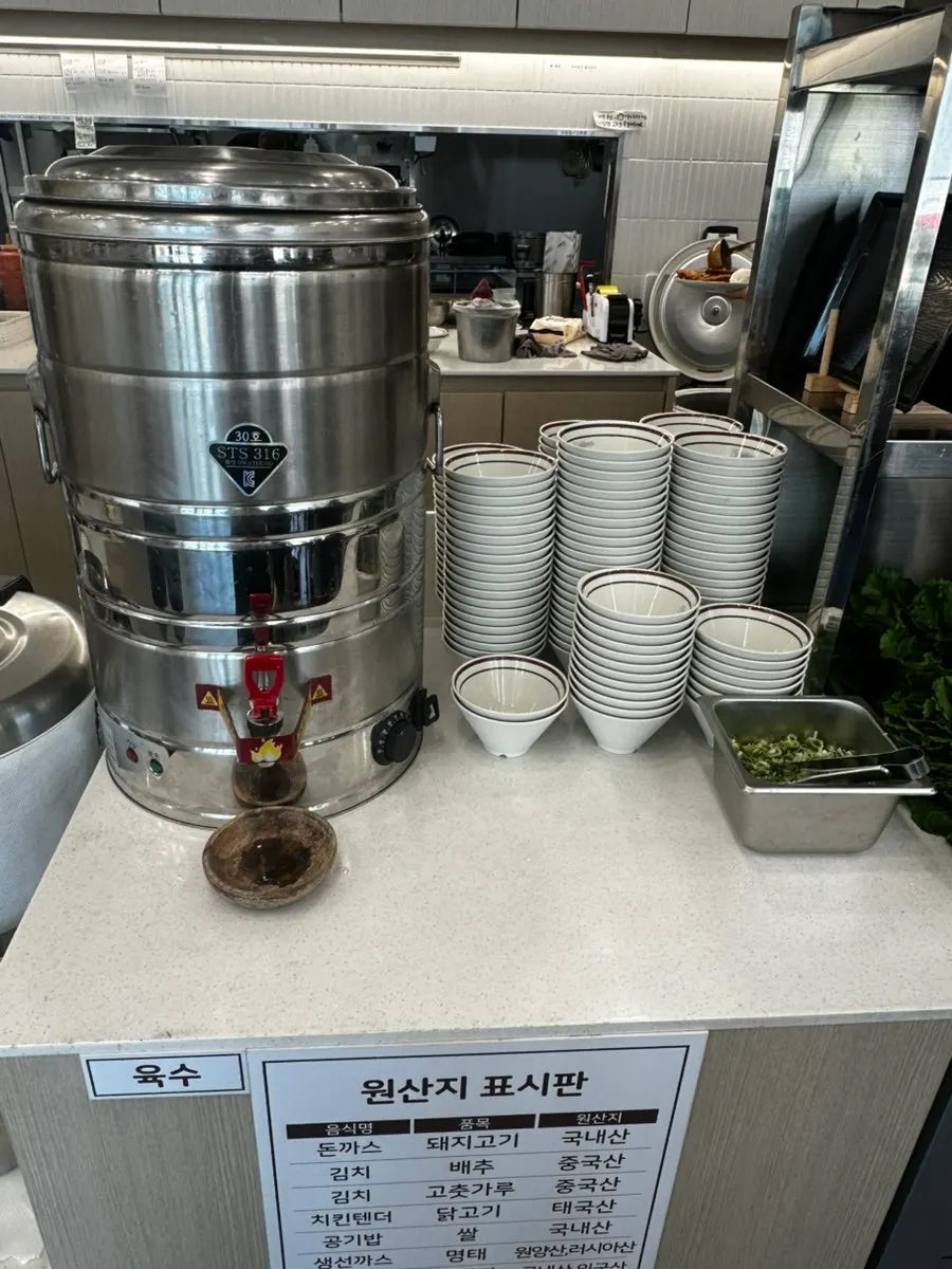 진심왕돈까스 평동점 테이블 좌석