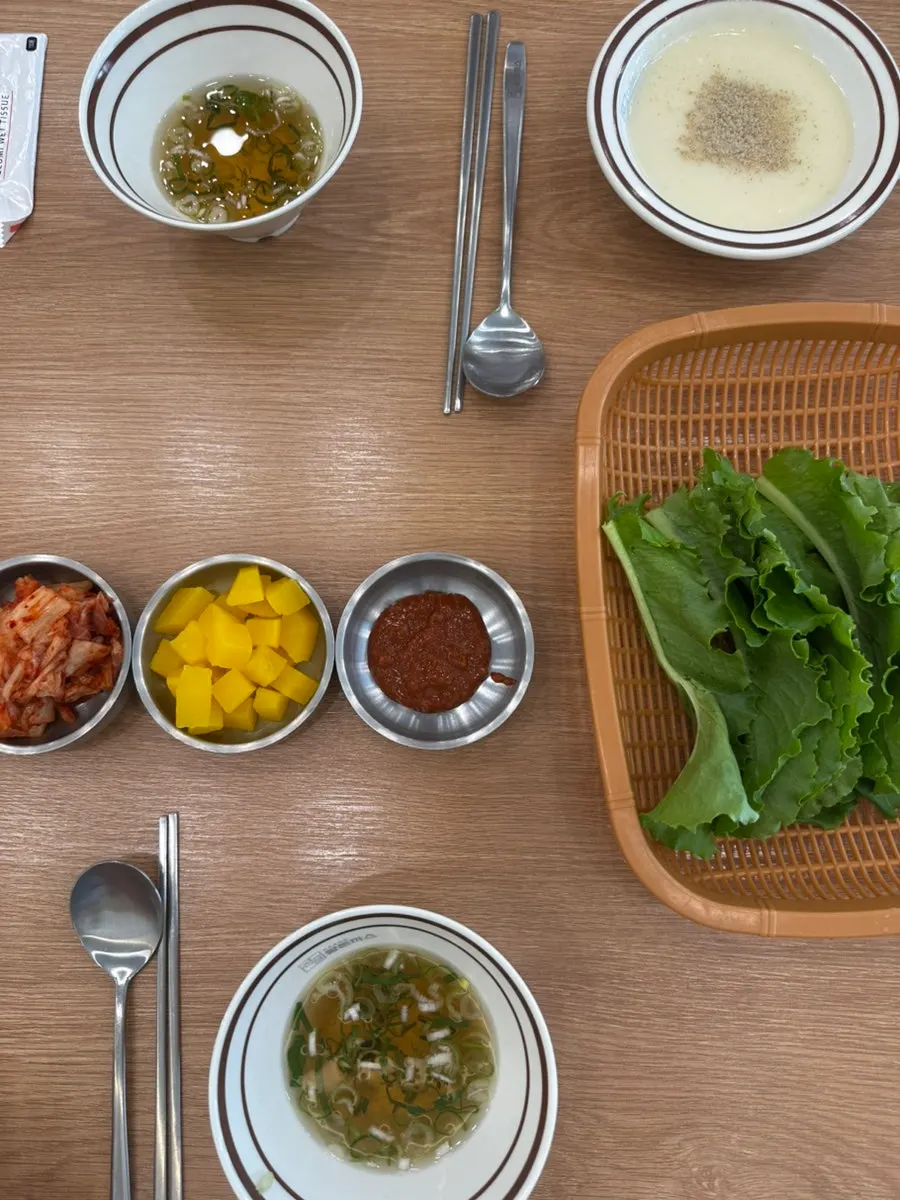 쌈채소와 단무지, 김치가 놓인 셀프코너