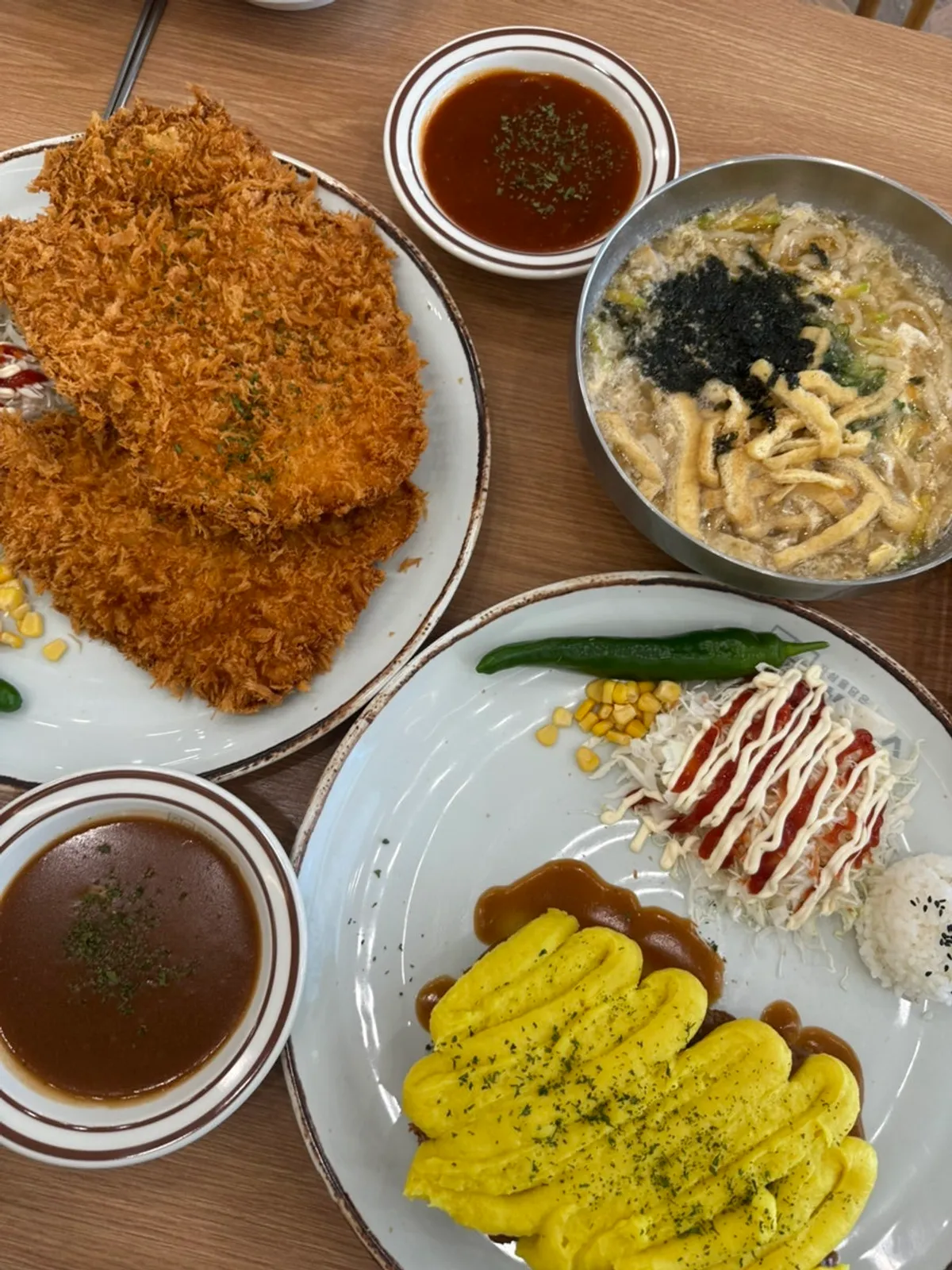 돈까스와 칼국수가 차려진 푸짐한 한 상