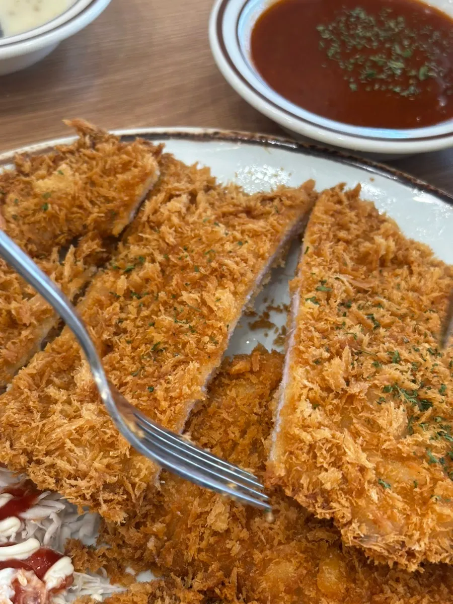 단면이 보이는 겉바속촉 돈까스