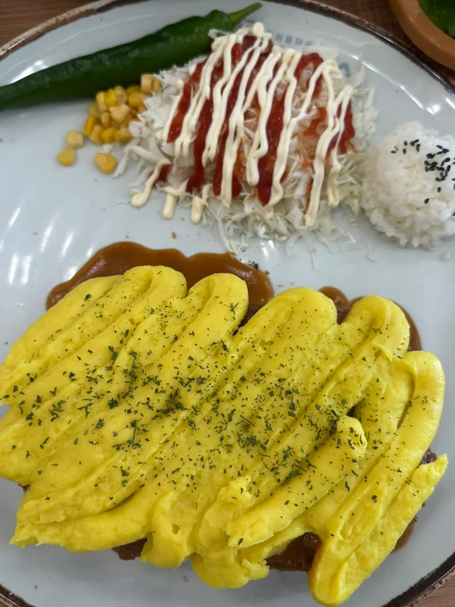 김가루와 유부가 올라간 멸치칼국수