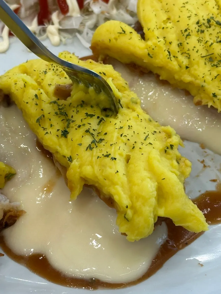 어묵과 유부가 보이는 칼국수 한 그릇
