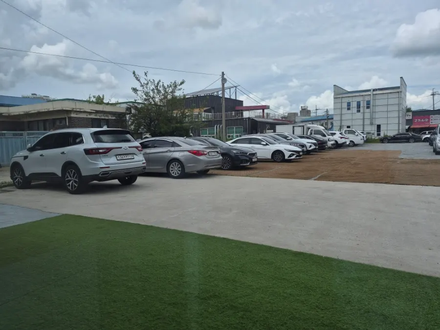 Large parking lot at Jinsim King Donkatsu Pyeongdong Branch