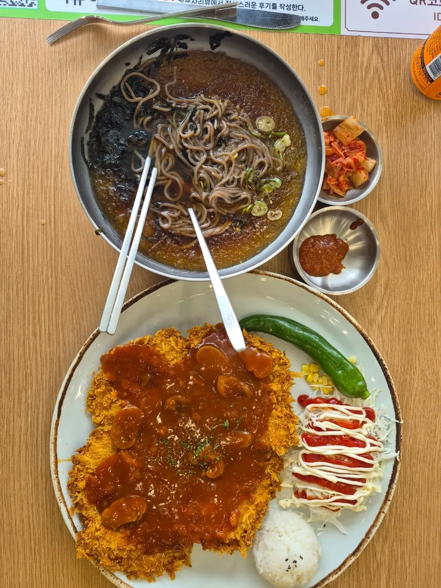 Spicy sauce with whole mushrooms on the donkatsu