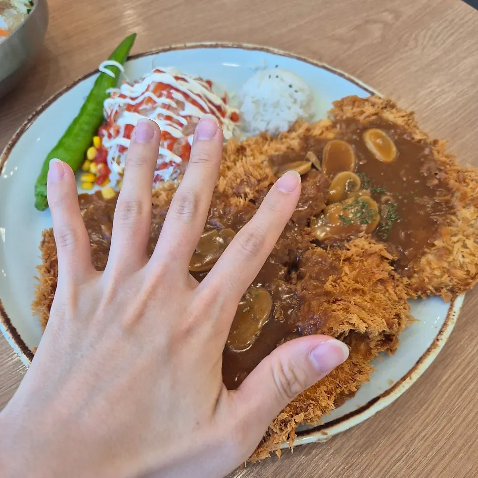 접시를 가득 채운 왕돈까스 크기