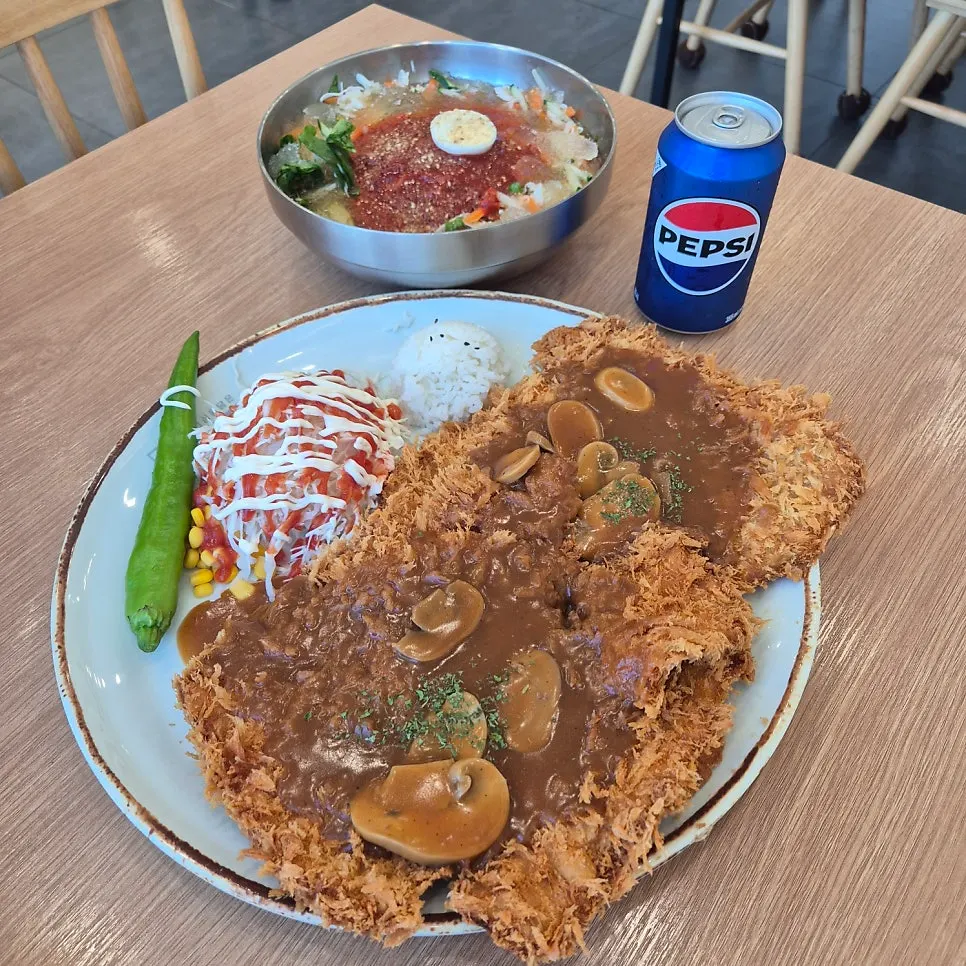 진심왕더블돈까스 주문 전 테이블 세팅