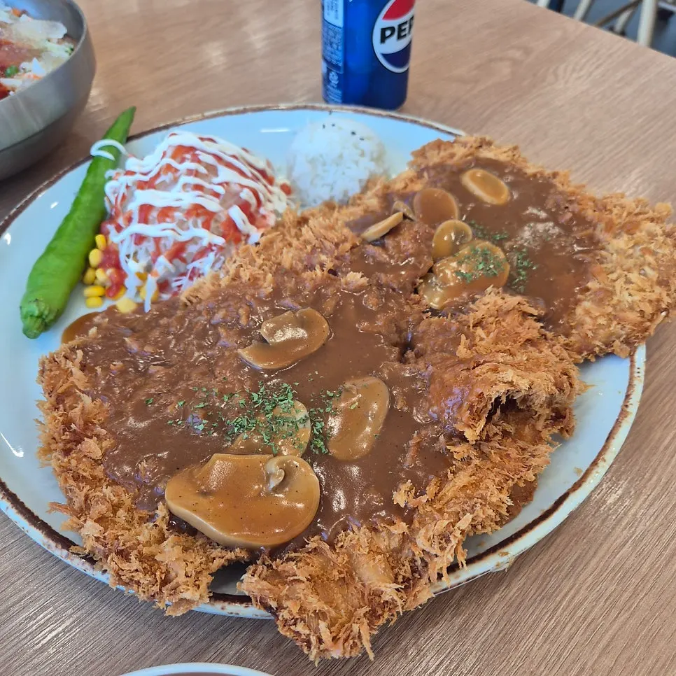 접시를 가득 채운 진심왕더블돈까스