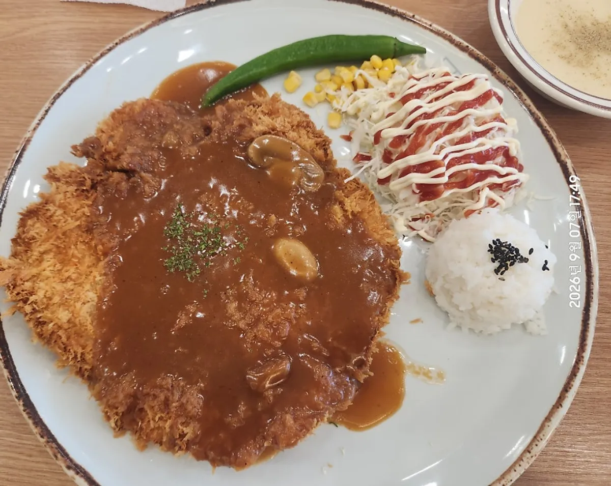 Table spread of king donkatsu at Jinsim King Donkatsu Pyeongdong Branch