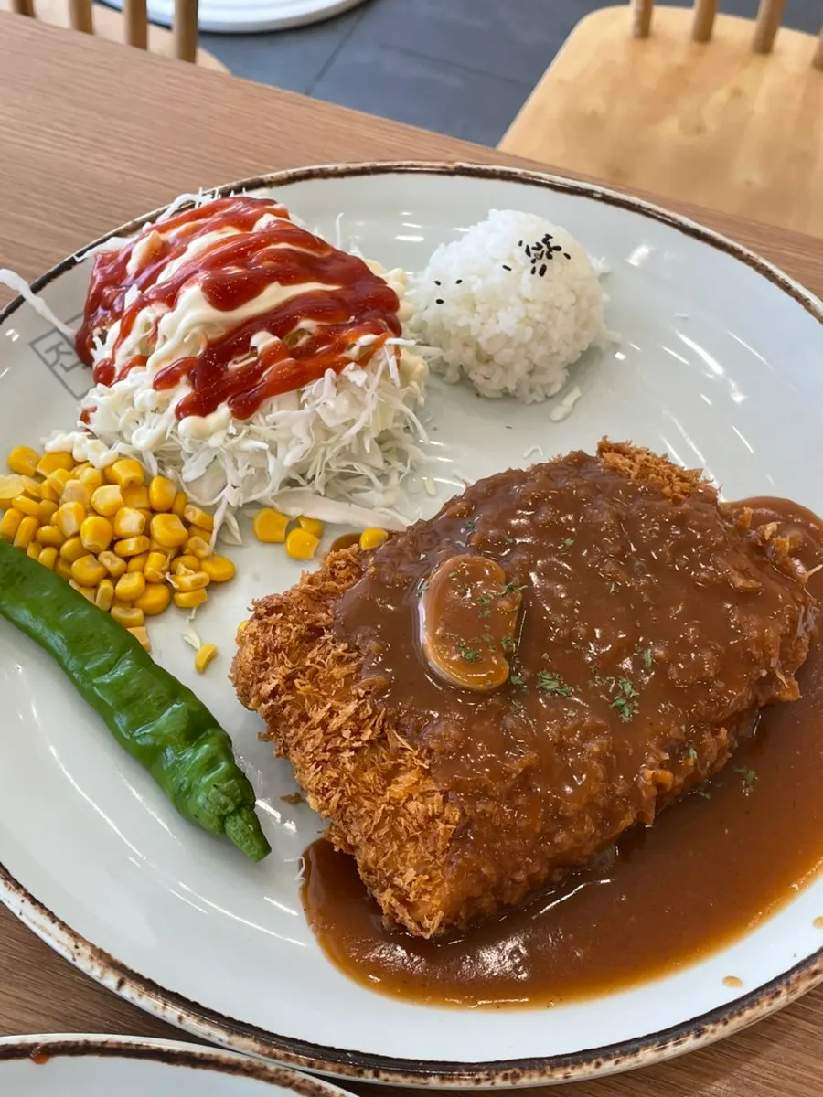 서빙 로봇이 가져다준 돈까스 접시