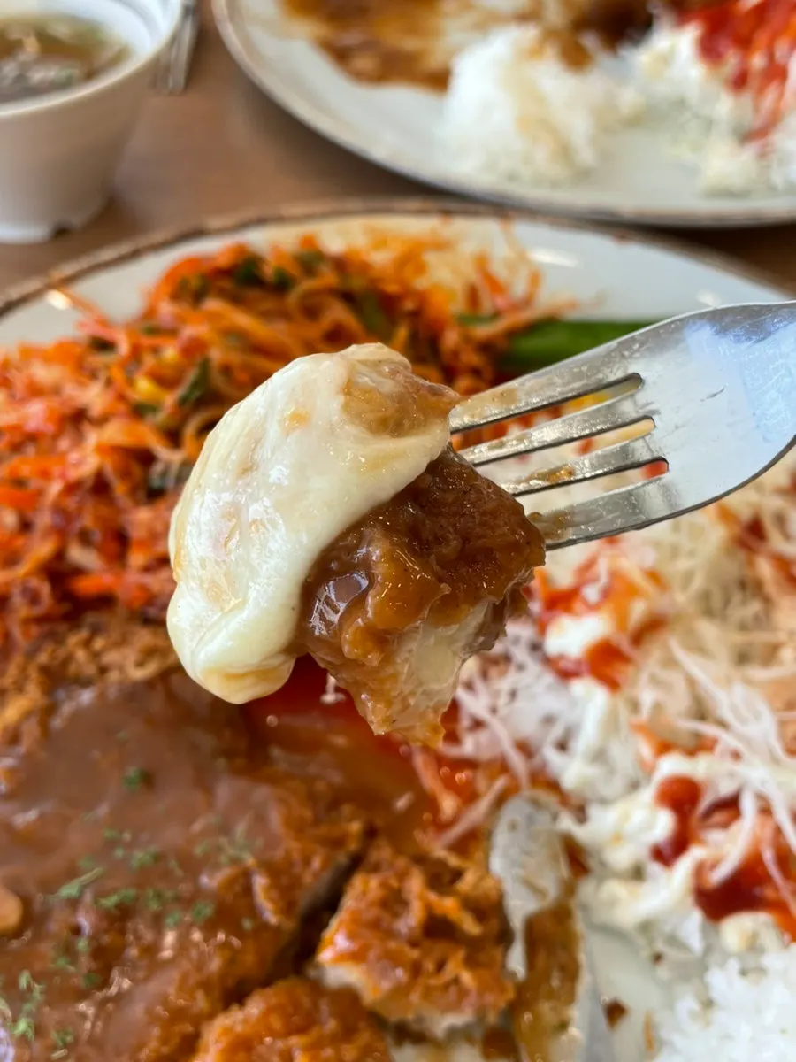 치즈가 늘어나는 치즈 폭포 돈까스 단면