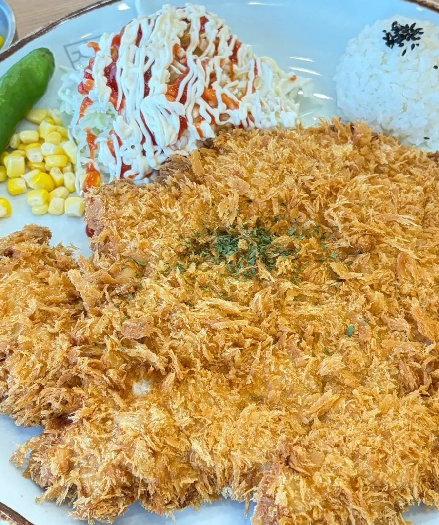 Side dishes and sauce served with the donkatsu