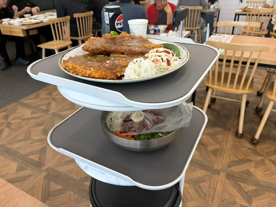 푸짐한 왕돈까스와 쫄면 식사