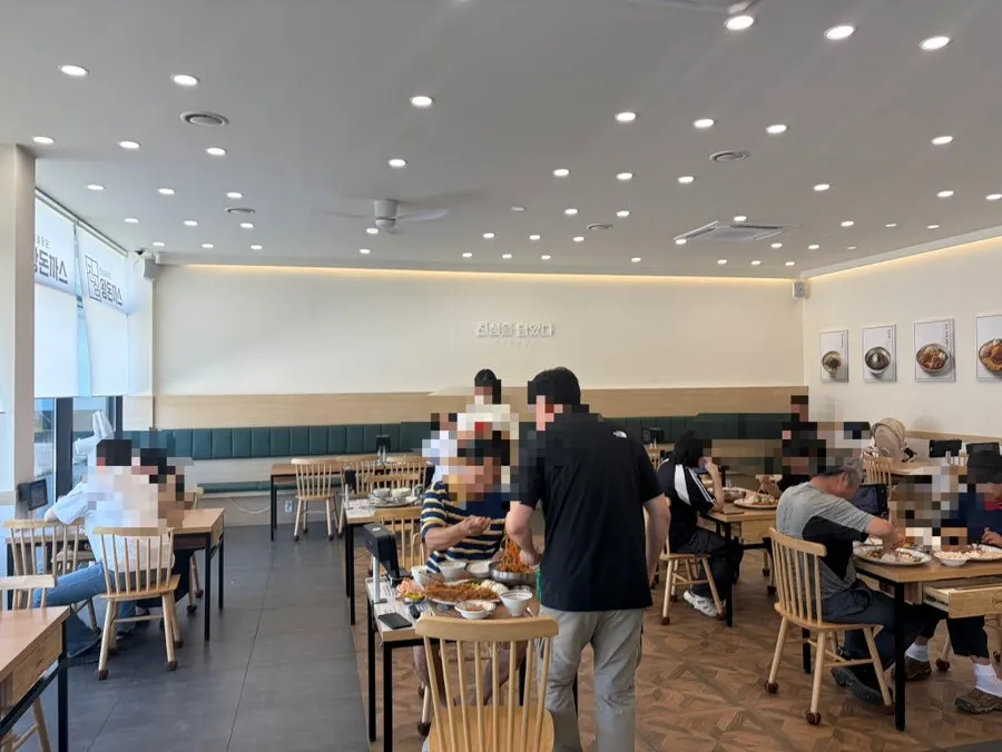 깔끔하고 널찍한 매장 내부
