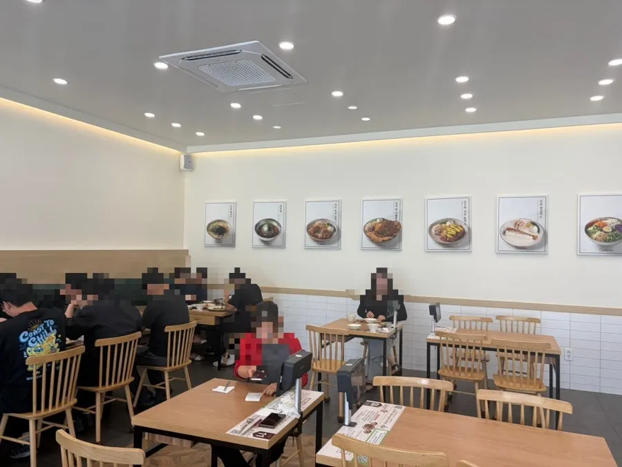 진심왕돈까스 평동점 내부 좌석