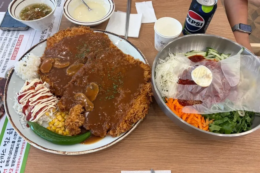 푸짐하게 나온 왕돈까스와 쫄면