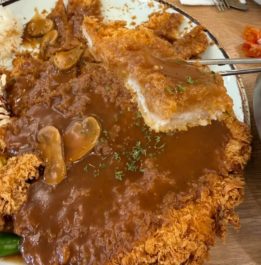 돈까스와 쫄면을 함께 먹는 조합