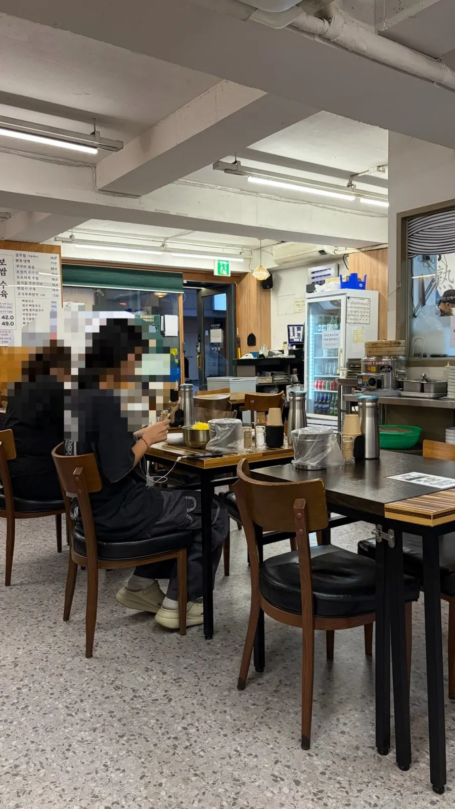 Interior of Pyeongidambaek Ppyeo Kalguksu Main Branch