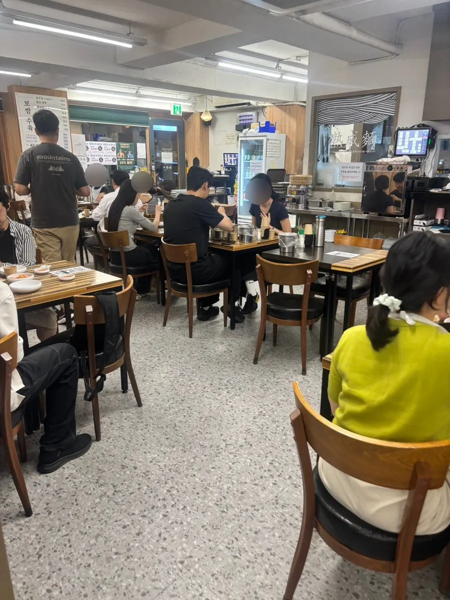 저녁 시간 손님으로 붐비는 평이담백 뼈칼국수 내부