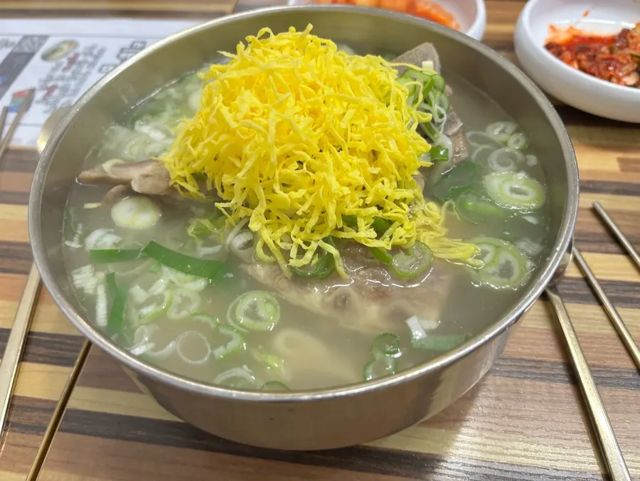 기본 반찬으로 나온 깍두기와 김치