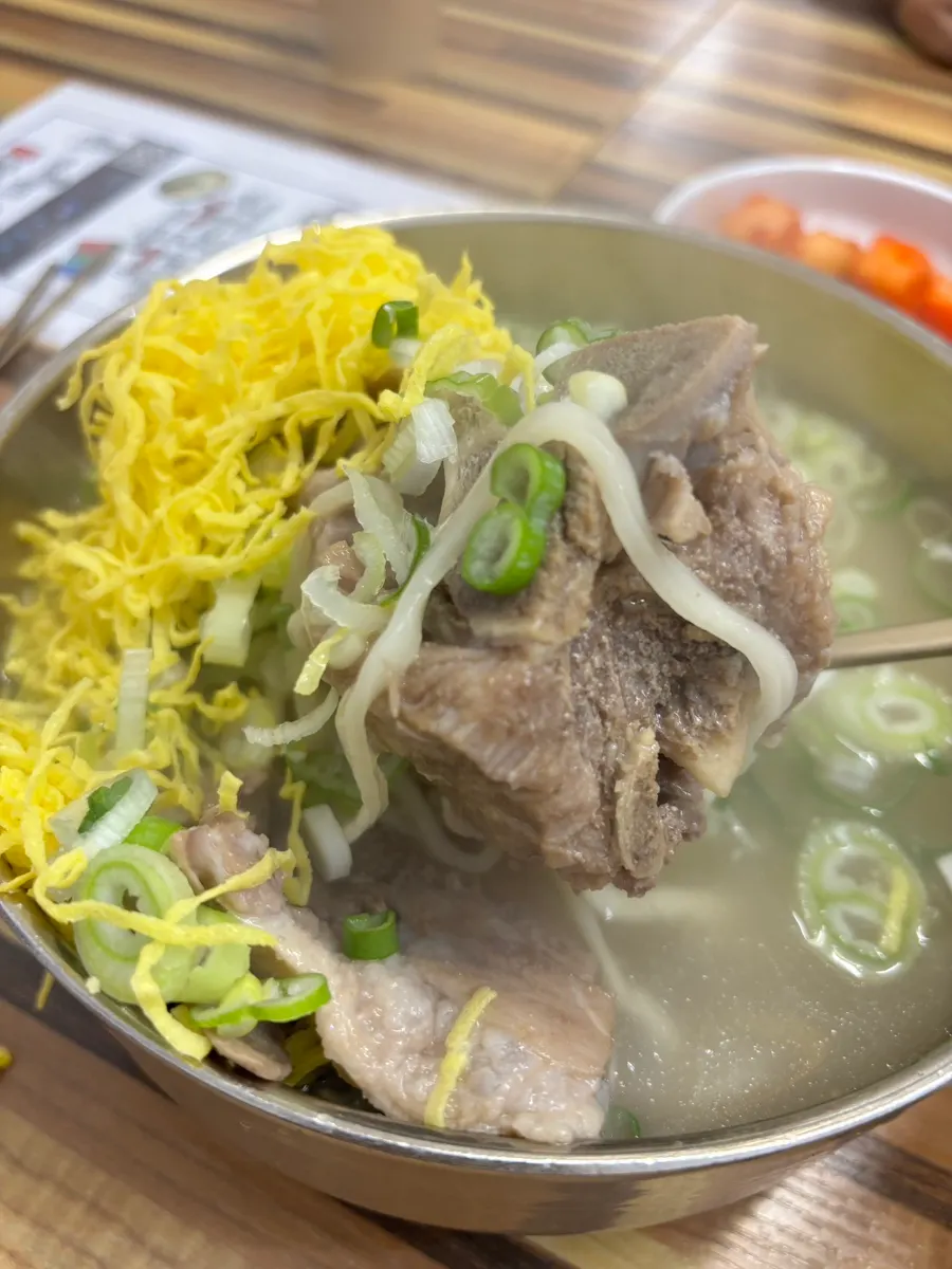 뼈갈비가 덩어리째 들어간 뼈칼국수 한 그릇