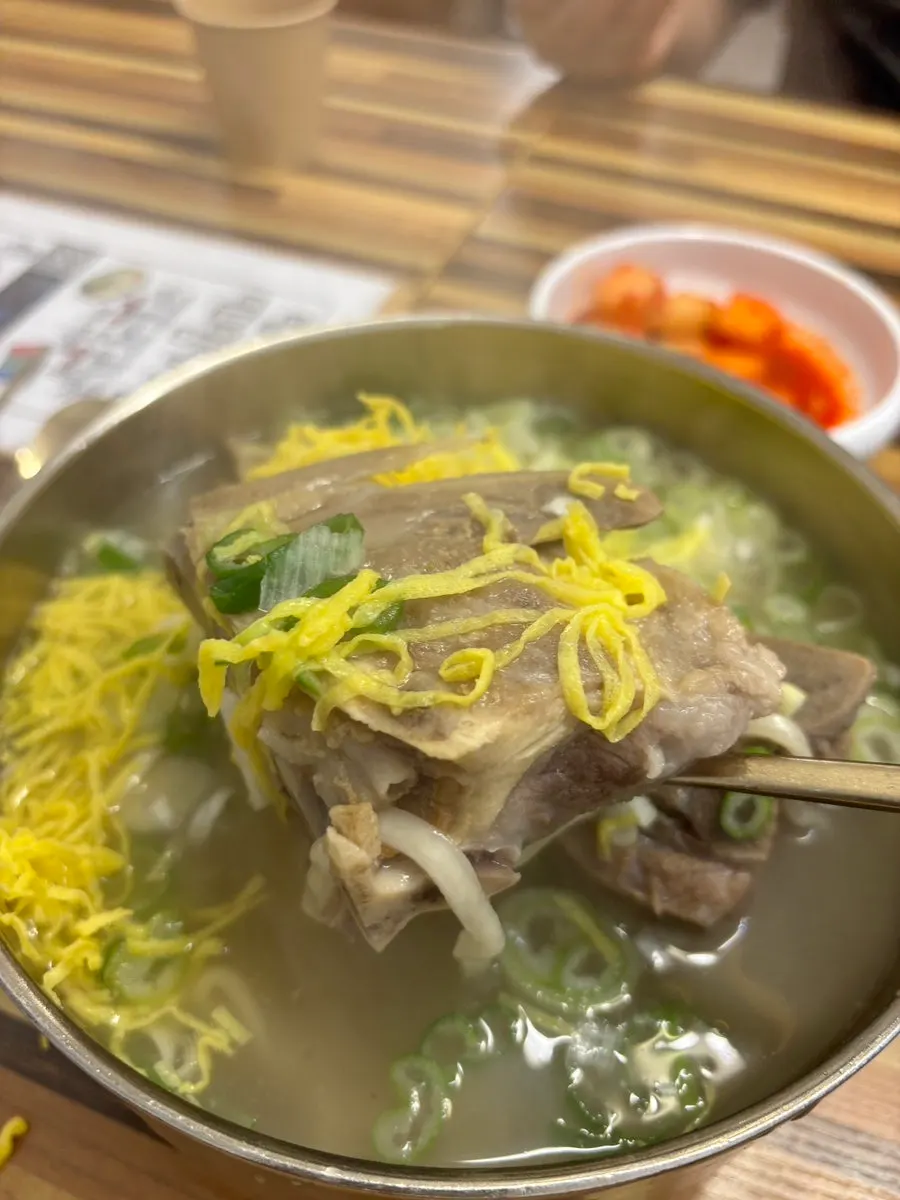 갈비탕 같은 비주얼의 뼈칼국수 국물