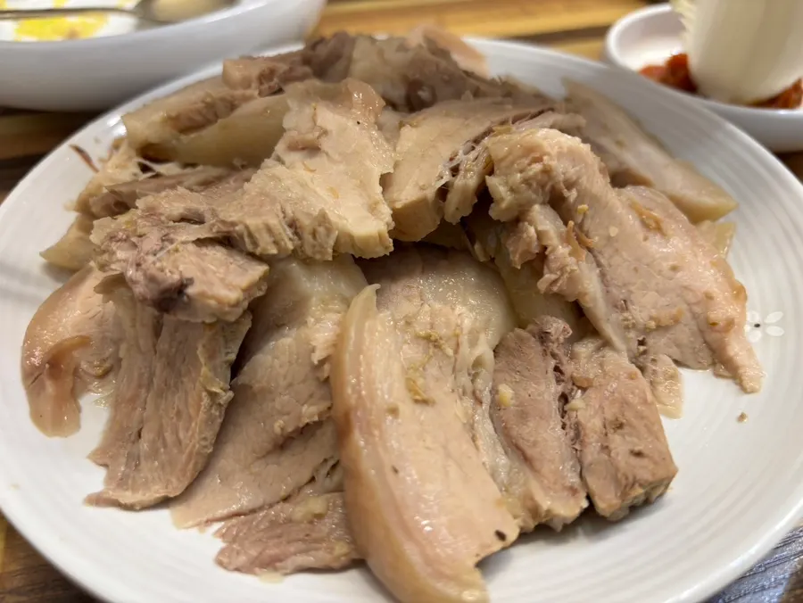 보쌈수육 중 사이즈와 무말랭이, 새우젓 상차림