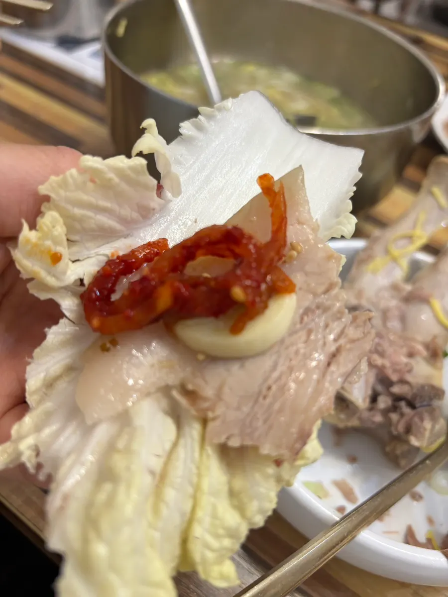 비계와 살코기가 어우러진 보쌈수육 한 점