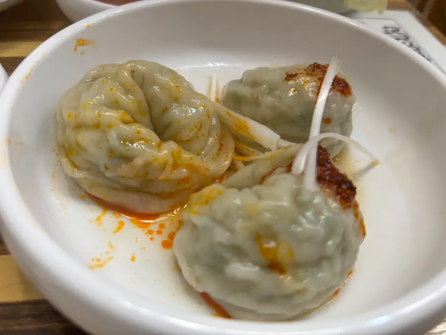 양념이 올라간 서비스 만두 3개