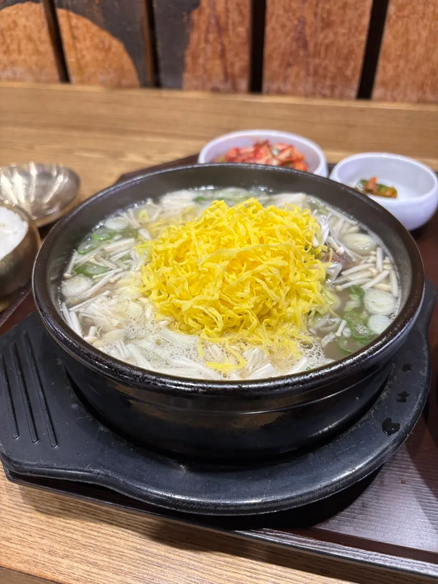 Table setting at Pyeongi Dambaek with the family seated