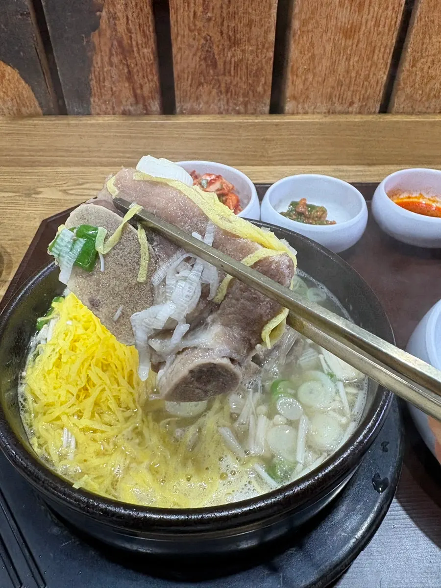 Bone soup rice served in an earthenware pot at Pyeongi Dambaek