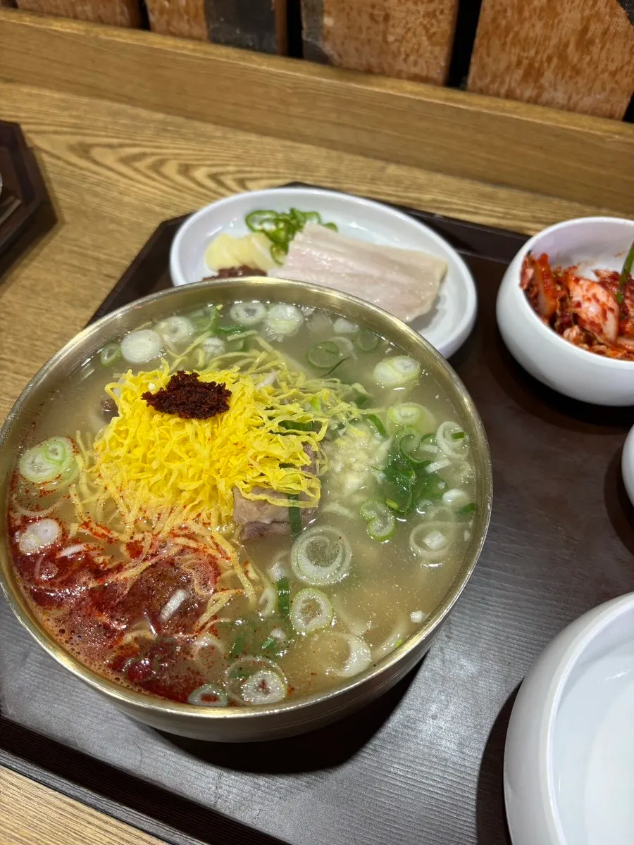 Kalguksu noodles generously packed into the broth