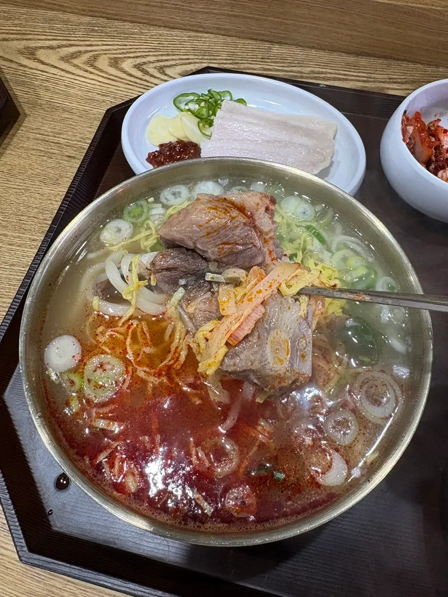Bone meat and kalguksu noodles picked up together