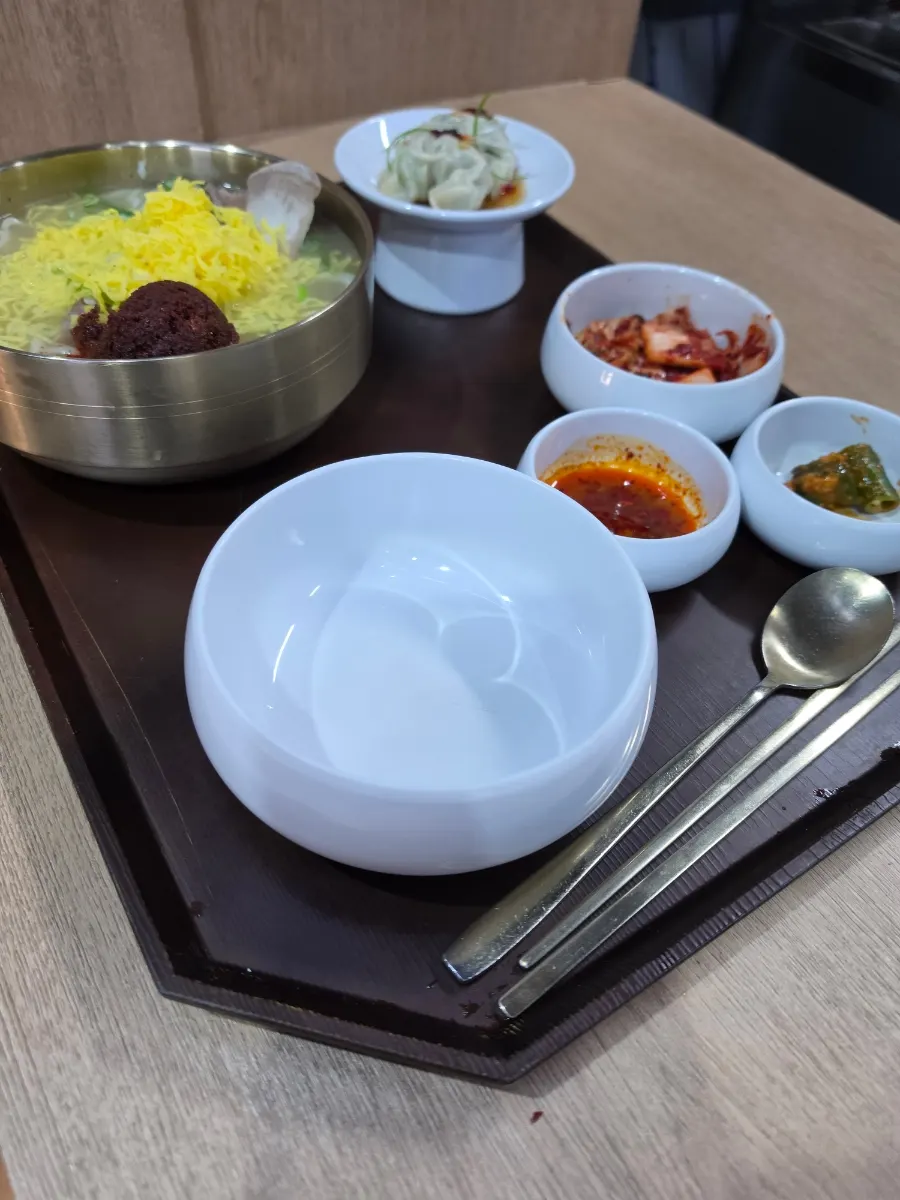 Mesa servida con el bone kalguksu pedido