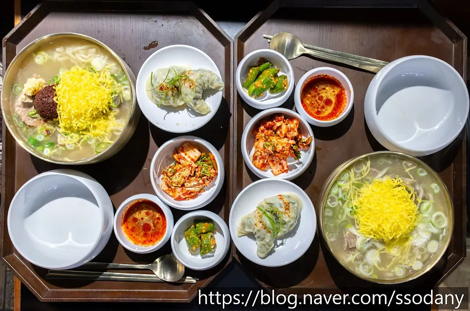 기본과 얼큰 뼈칼국수 고기만두세트 두 상 차림