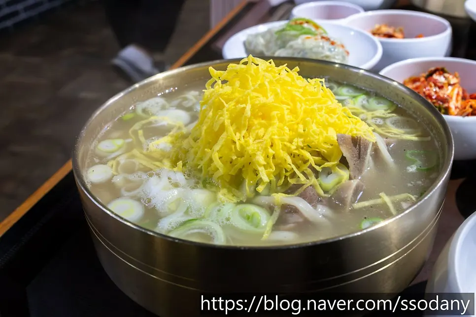 맑은 국물에 지단과 돼지목뼈가 든 기본 뼈칼국수