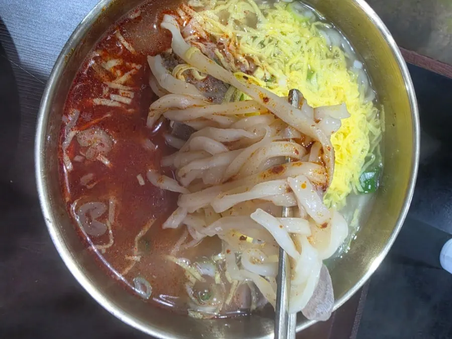 Caldo de bone kalguksu con salsa picante