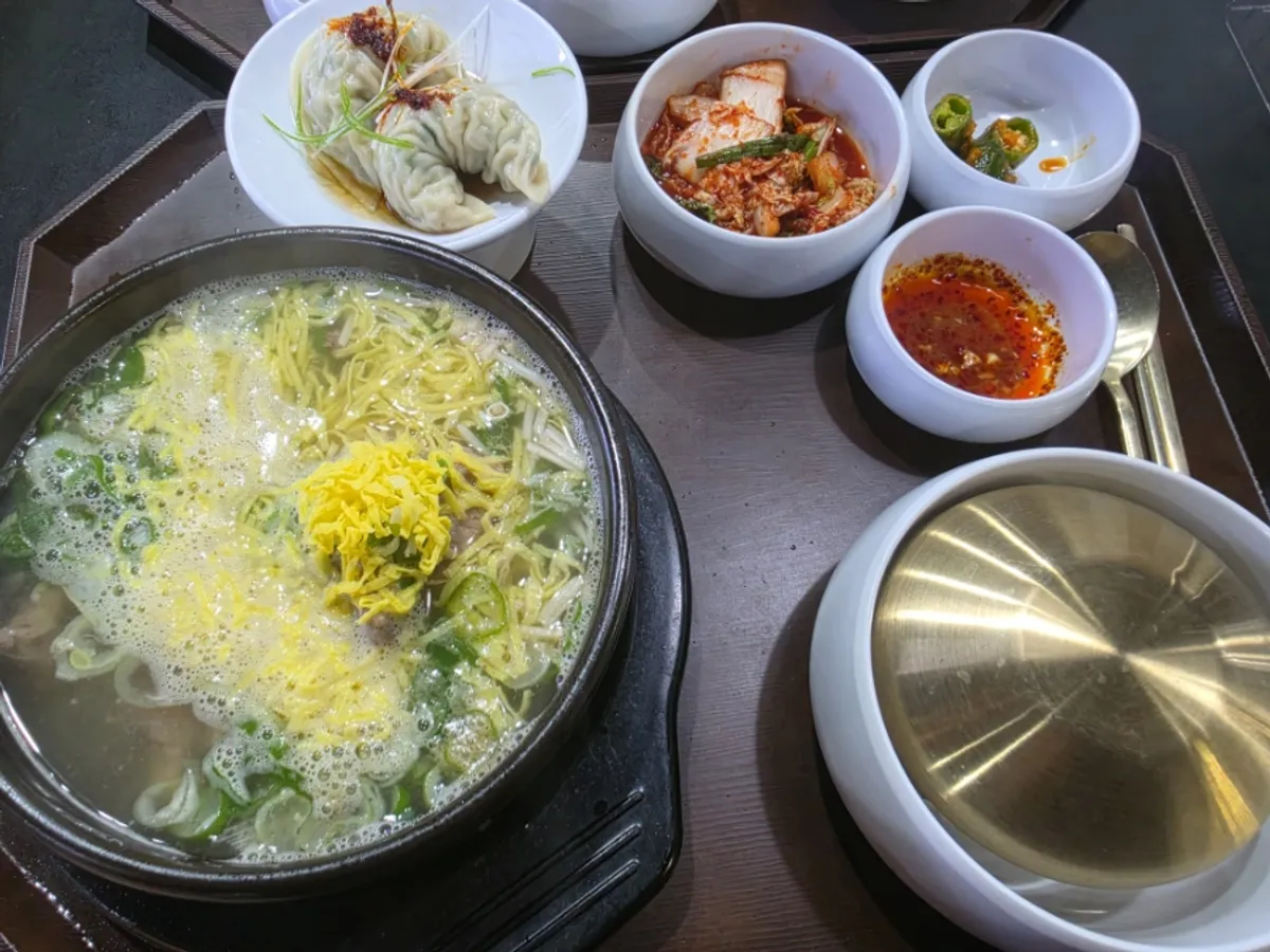 A rice-based bone soup meal set
