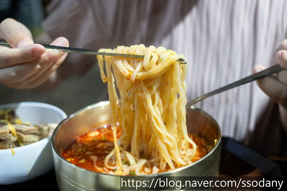 양념을 풀어 칼칼해진 얼큰 뼈칼국수 국물과 면