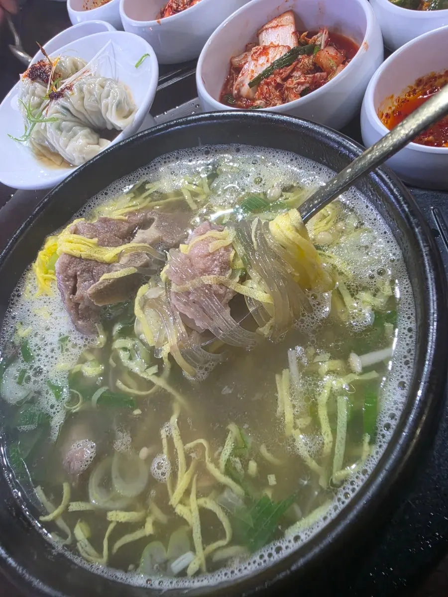 Caldo de gukbap con fideos de celofán