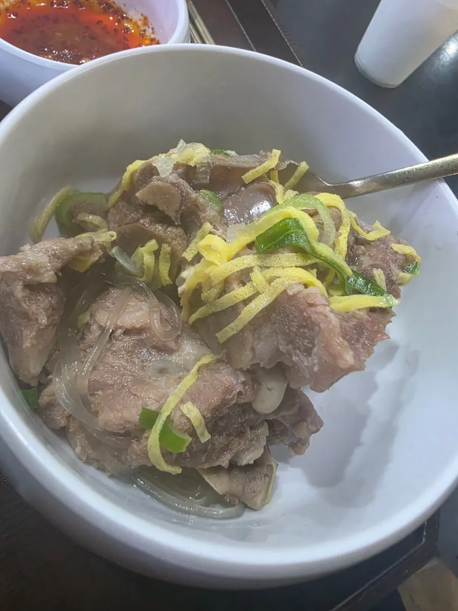 Carne tierna de cuello de cerdo desprendida con la cuchara