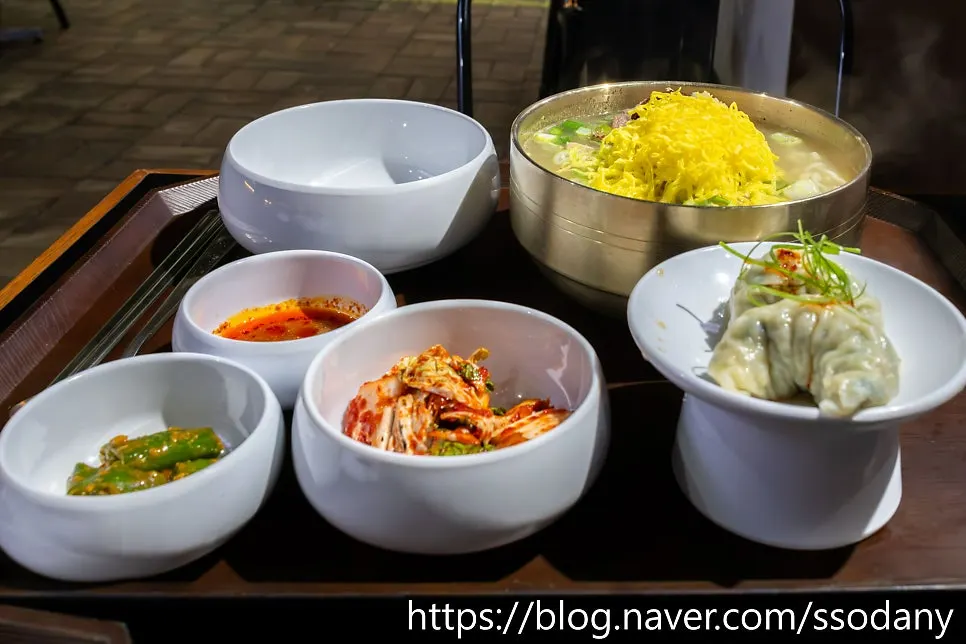 1인 앞에 놓인 뼈칼국수 고기만두세트 한 상