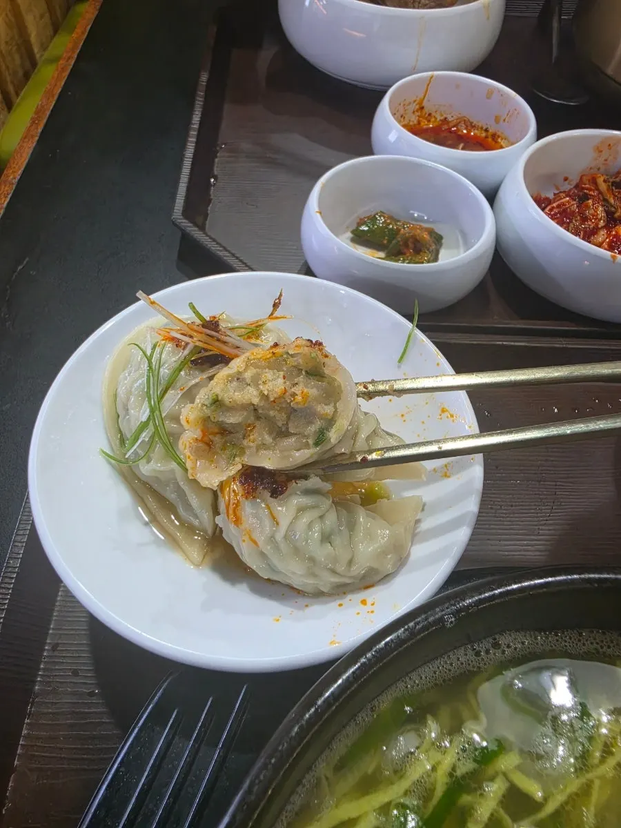 Primer plano de un mandu de carne con masa fina