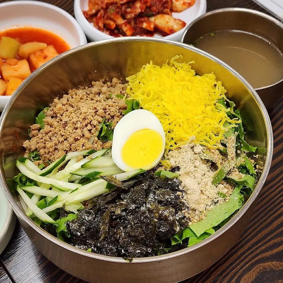 평이담백 뼈칼국수 본점 보쌈 수육과 비빔칼국수 대표 이미지