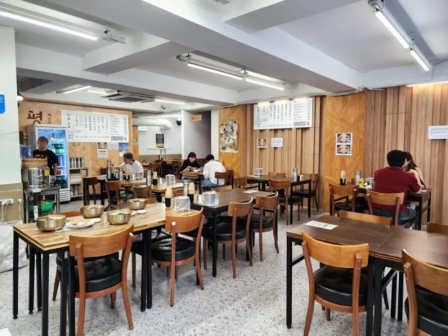 평이담백 뼈칼국수 본점 가게 입구