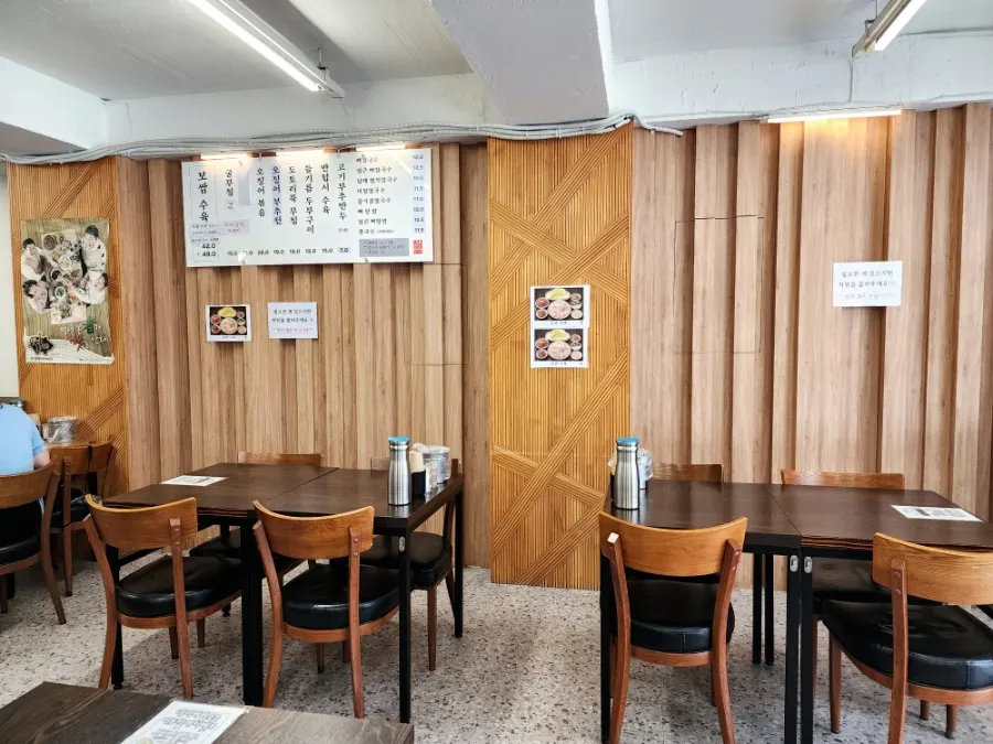 평이담백 뼈칼국수 본점 간판과 거리 풍경
