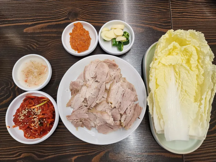 보쌈 수육과 함께 차려진 밑반찬 상차림